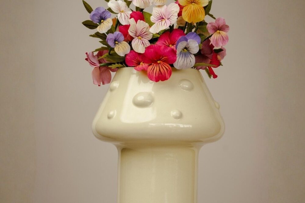 Florero cerámico FUNGI con forma de hongo y arreglo floral colorido – Dosdos Design.