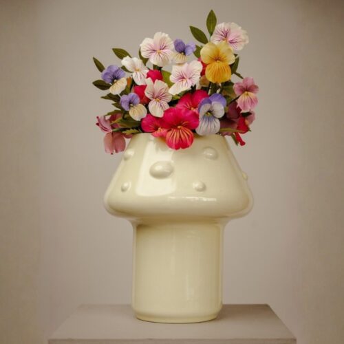 Florero cerámico FUNGI con forma de hongo y arreglo floral colorido – Dosdos Design.