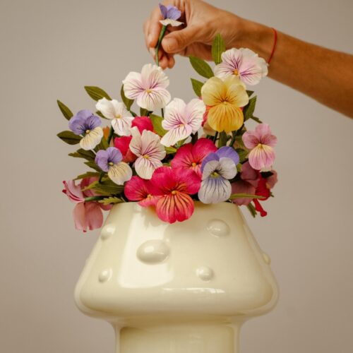 Florero cerámico FUNGI con forma de hongo y arreglo floral colorido – Dosdos Design.