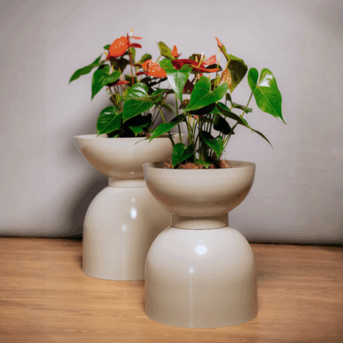 Matera Arao de dosdos design — macetero en aluminio color taupe con soporte integrado, diseño moderno y acabado artesanal ideal para interiores o terrazas.